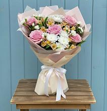 Букет цветов из:  Гвоздики, Орхидеи и Розы в Касли