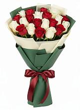 Букет Микс из красных и белых роз в Касли