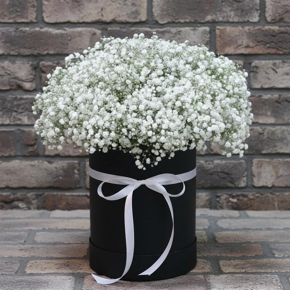 Цветочная композиция из Гипсофила в шляпной коробке в Касли