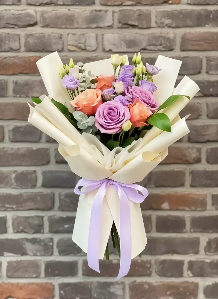 Букет цветов из: Лизиантусы и Розы в Касли