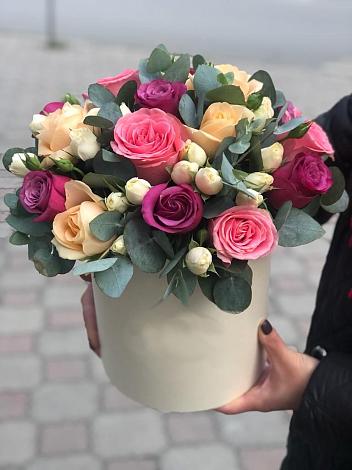Цветочная композиция из Розы в шляпной коробке в Касли