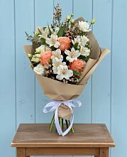 Букет цветов из:  Альстромерии, Лизиантусы, Розы и Хризантемы в Касли