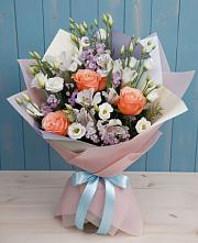 Букет цветов из:  Лизиантусы, Розы, Альстромерии и Гипсофила в Касли