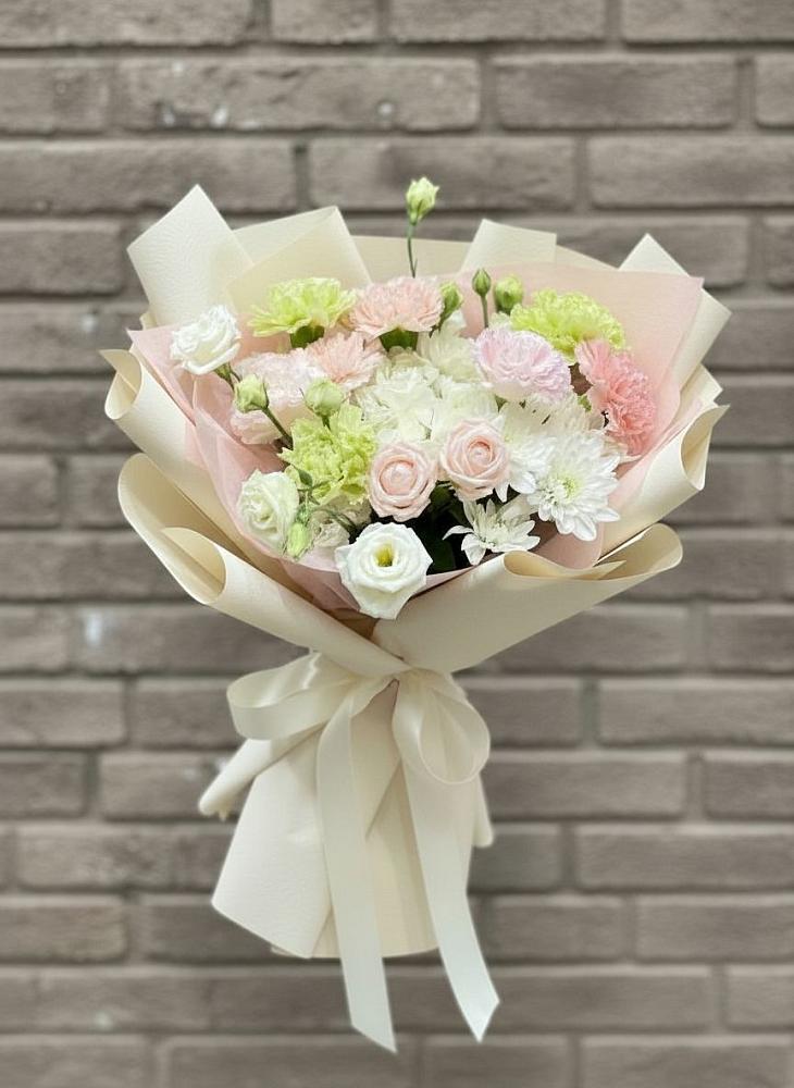 Букет цветов из: Гвоздики, Розы, Лизиантусы и Хризантемы в Касли