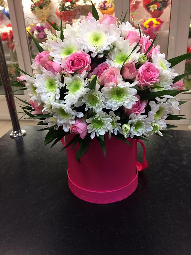 Цветочная композиция из Розы и Хризантемы в шляпной коробке в Касли