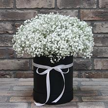 Цветочная композиция из Гипсофила в шляпной коробке в Касли