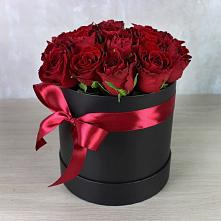 Цветочная композиция из Розы в шляпной коробке в Касли