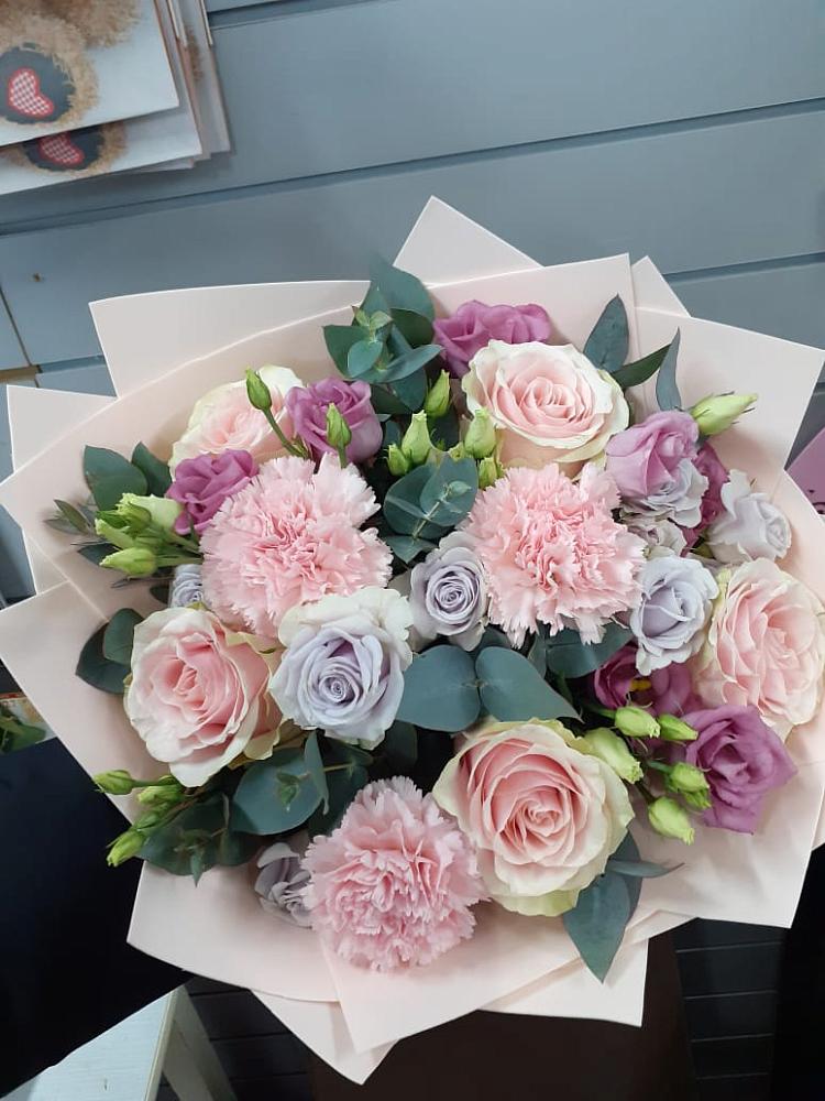 Букет цветов из: Розы, Гвоздики и Лизиантусы в Касли